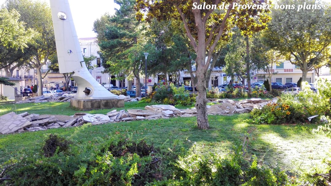 Place de gaulle salon de provence