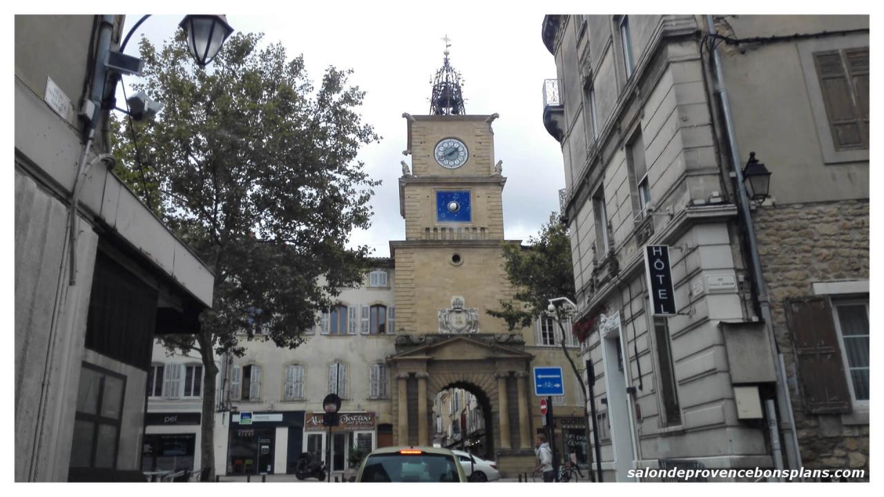 place-de-l'horloge-salon-de-provence