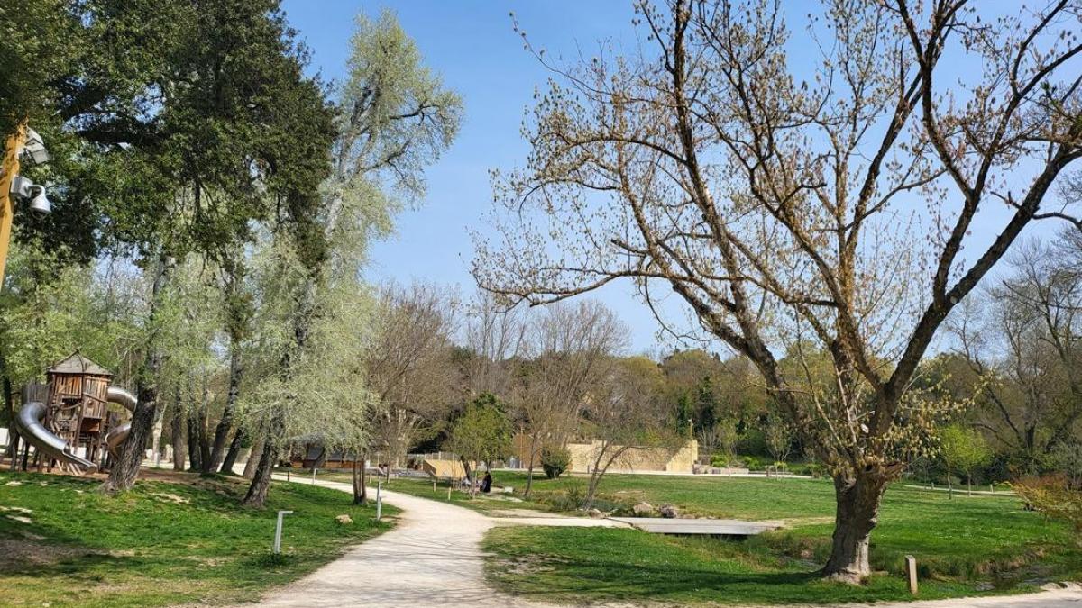 Piste cyclable de Salon à Grans fontaine Mary Rose